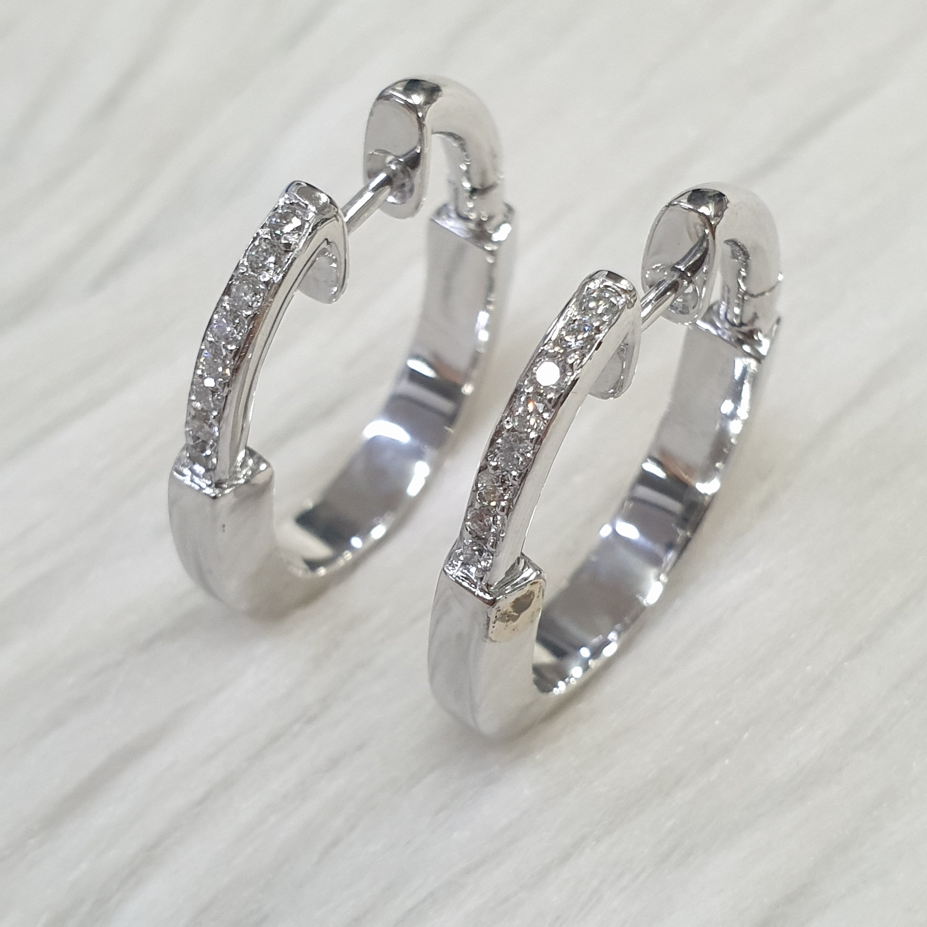 Pair Earring - 18K White Gold