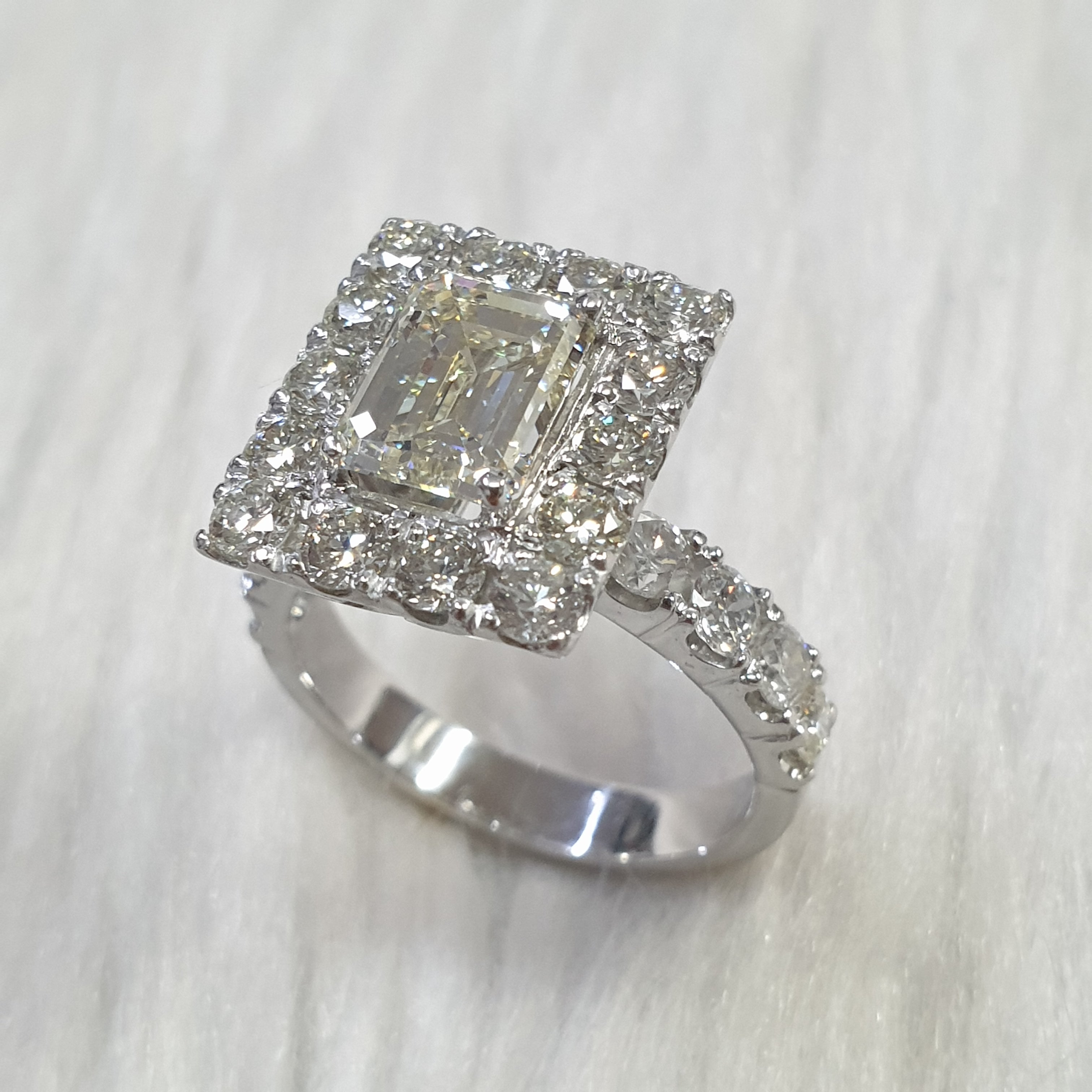 Ladies Ring - 14K White Gold