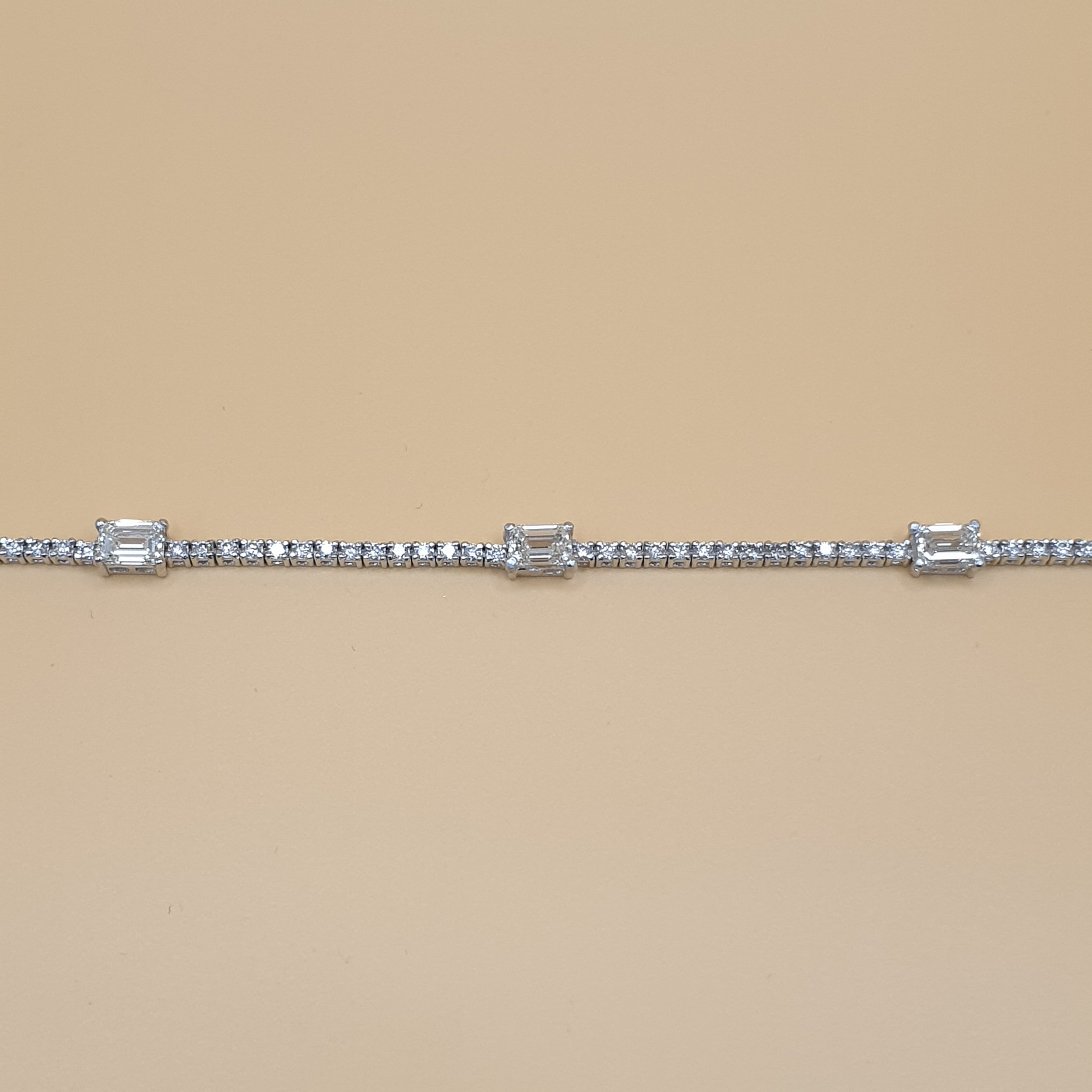 Tennis Bracelet – 18K White Gold with Emerald-cut Diamonds
