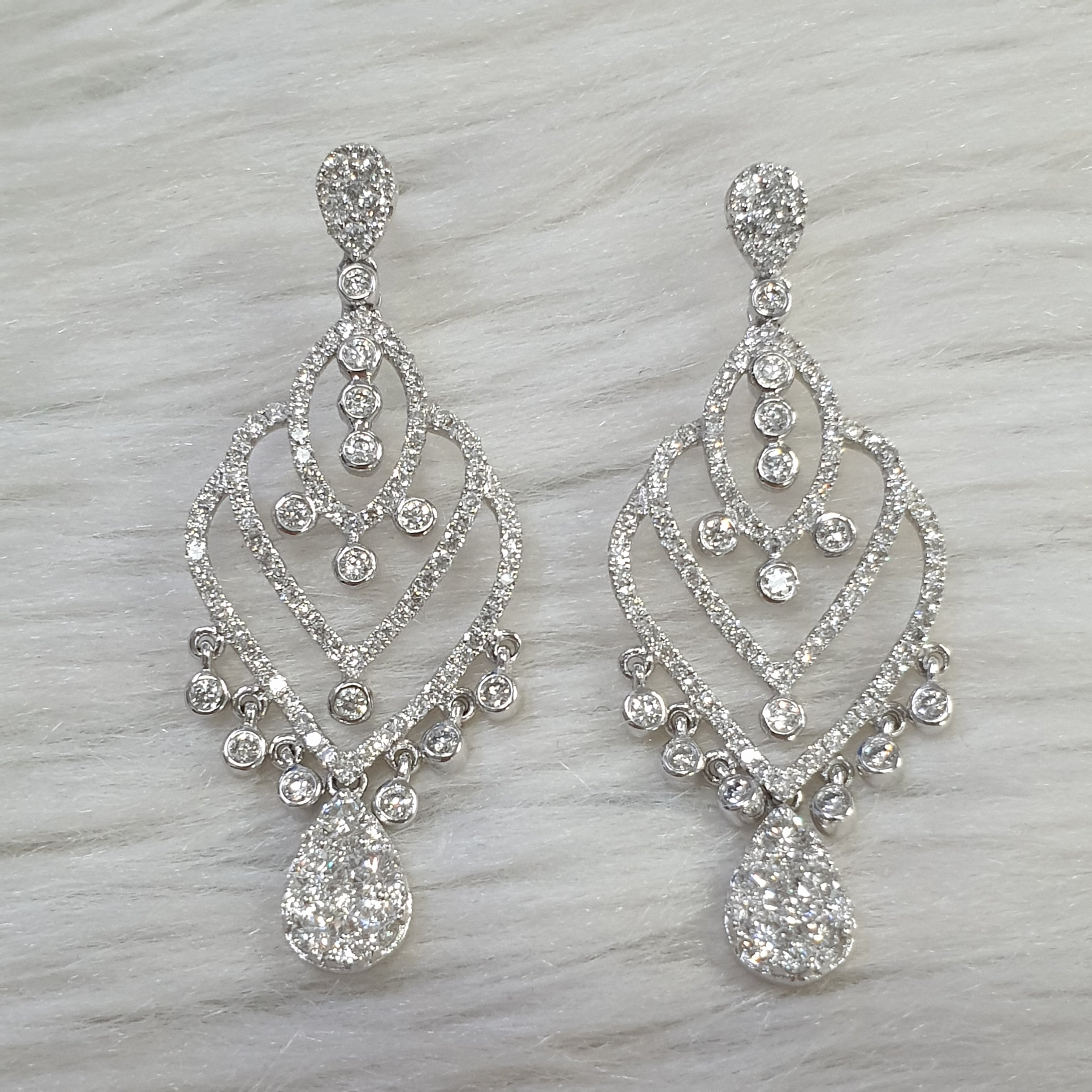 Dangling Earrings – 18K White Gold with Diamonds