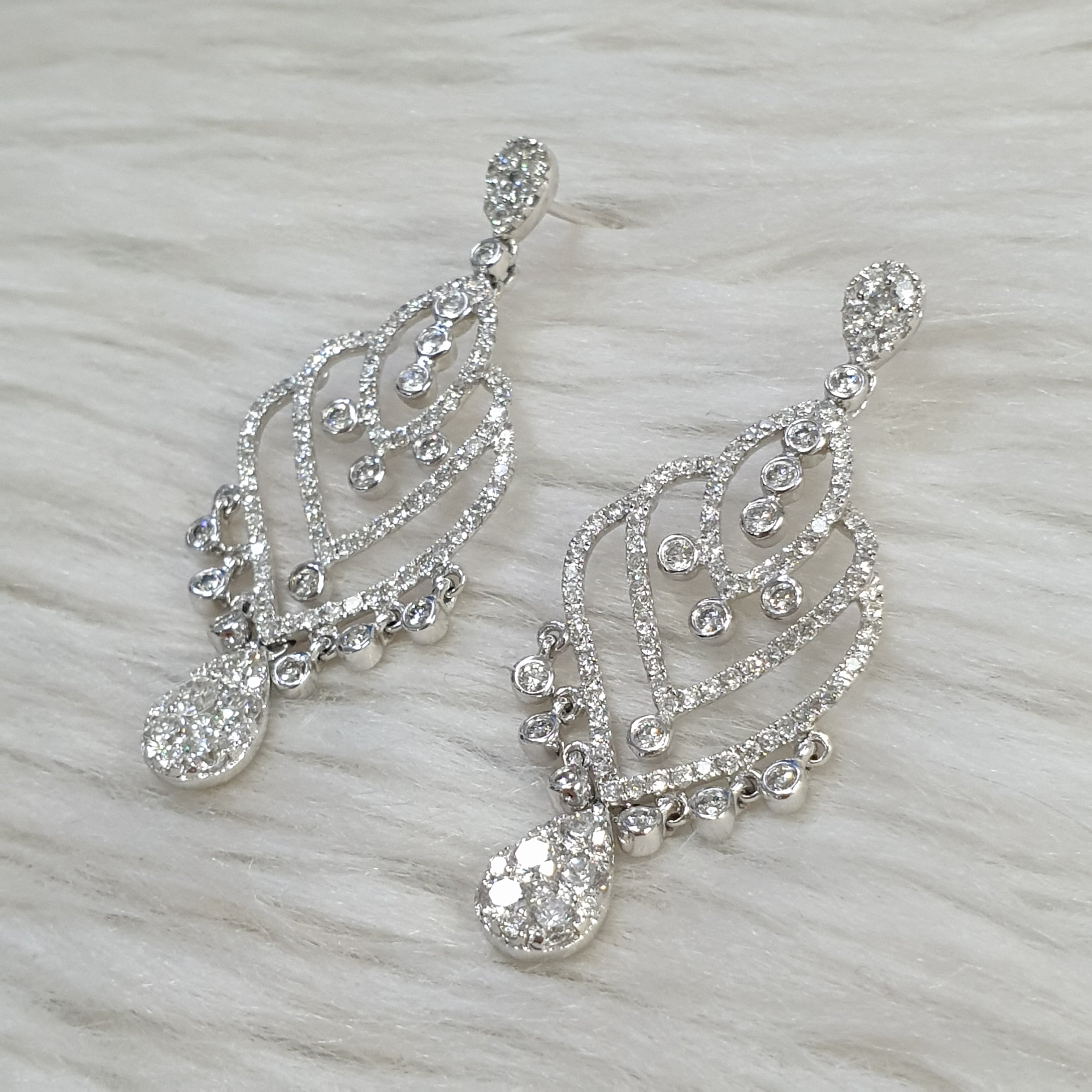Dangling Earrings – 18K White Gold with Diamonds
