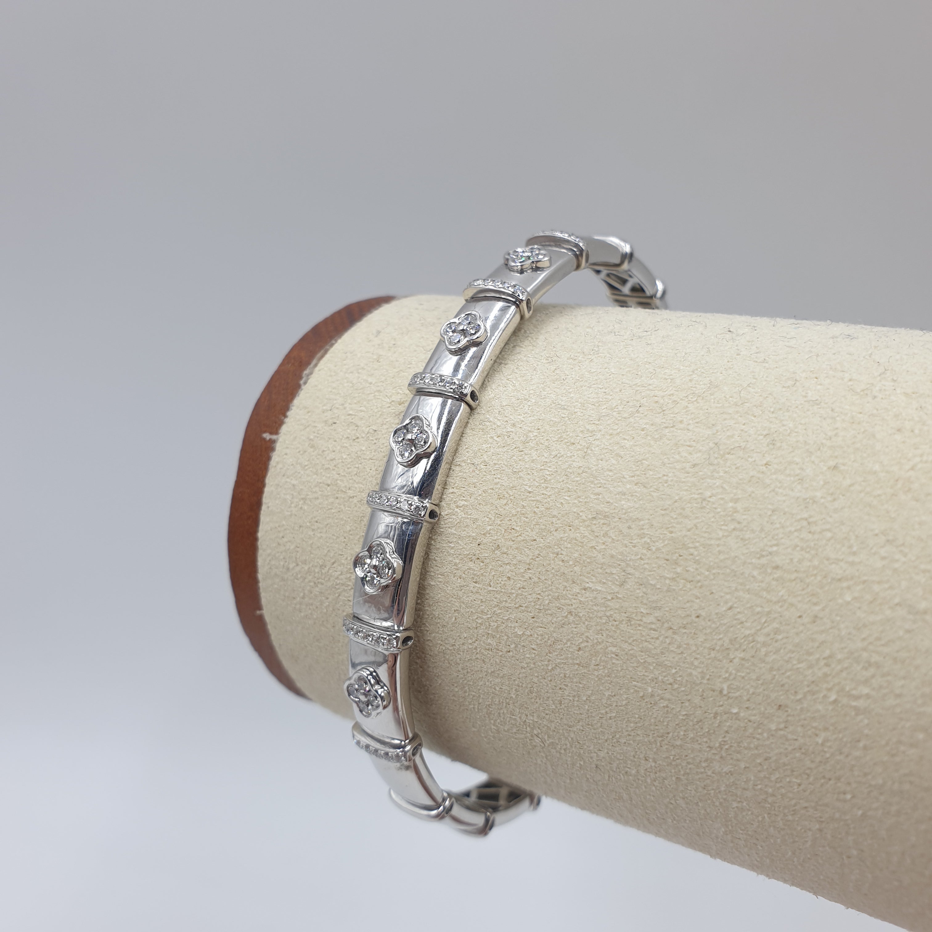 Clover Bangle – 18K White Gold with Diamonds