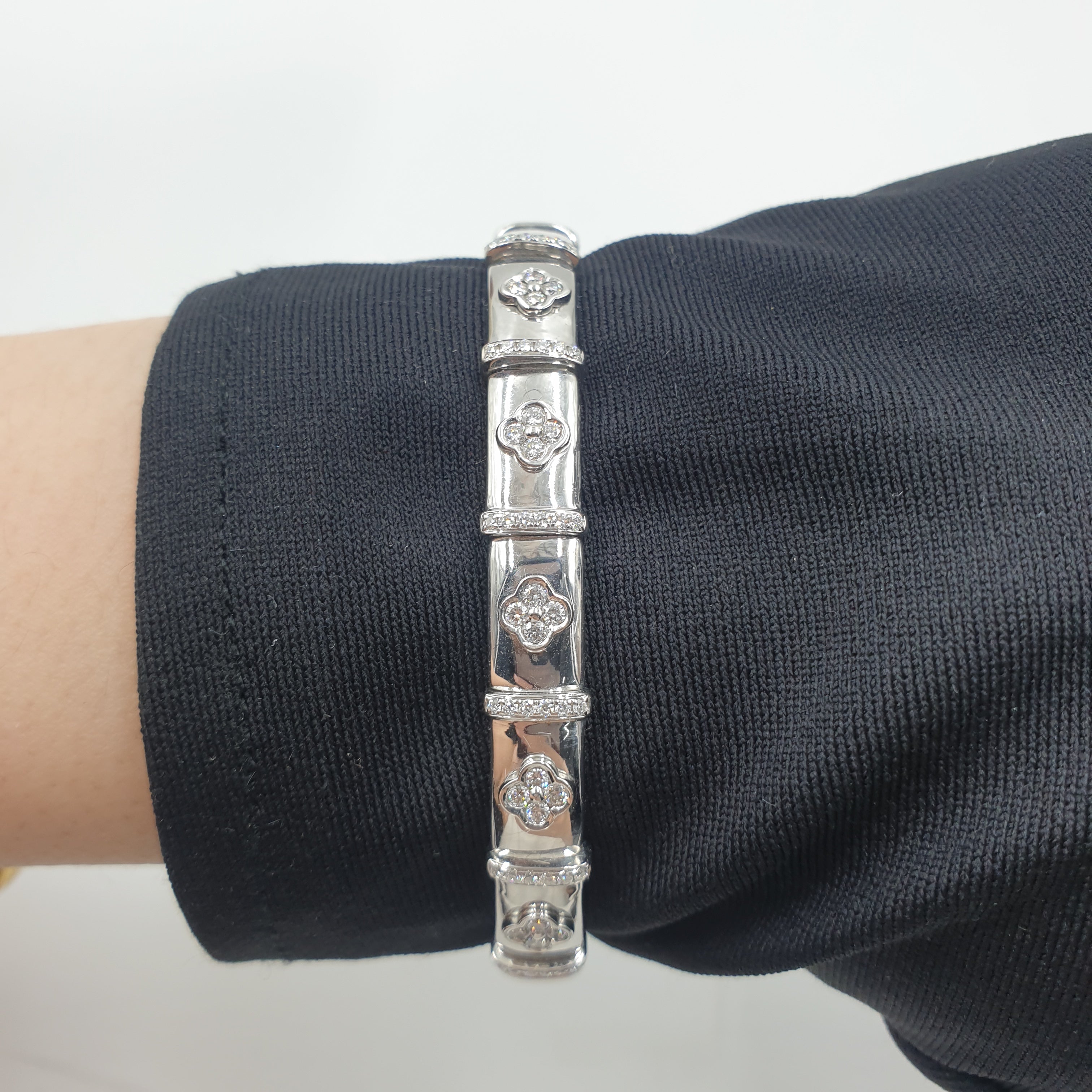 Clover Bangle – 18K White Gold with Diamonds