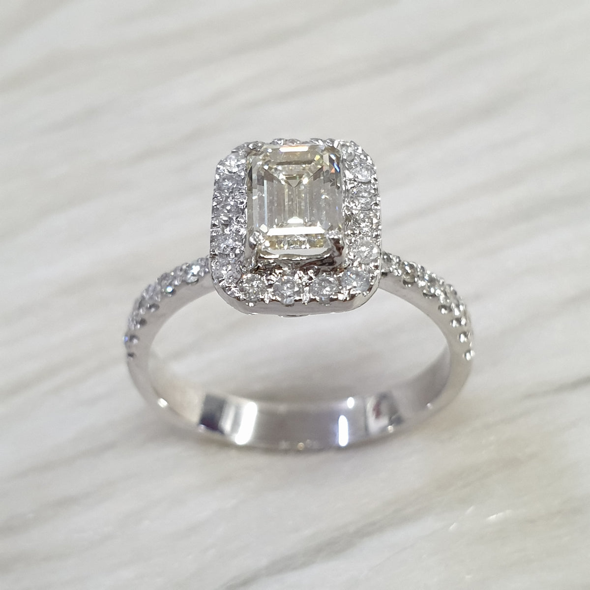 Ladies Ring Emerald - 14K White Gold