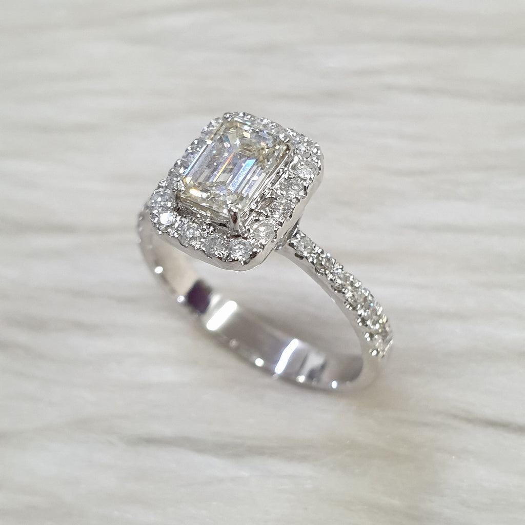 Ladies Ring Emerald - 14K White Gold