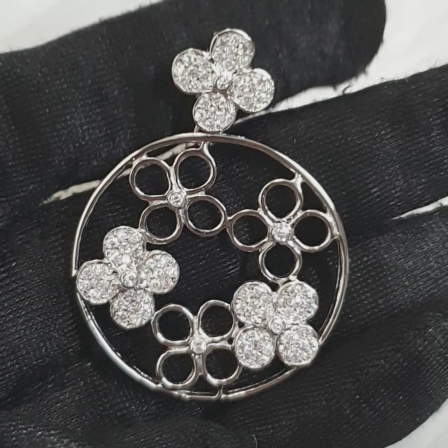 Round Diamond Pendant – 14K White Gold